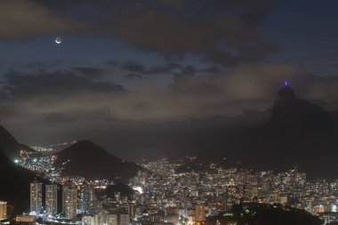 Rio de Janeiro 'daki urca tepesinden gece görüşü.
