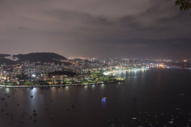 Rio de Janeiro 'daki urca tepesinden gece görüşü.