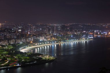 Rio de Janeiro 'daki urca tepesinden gece görüşü.
