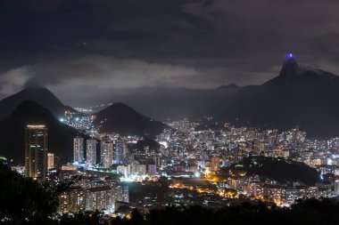 Rio de Janeiro 'daki urca tepesinden gece görüşü.