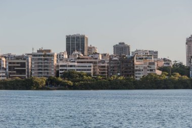 Rio de Janeiro 'daki Rodrigo de Freitas Gölü' nde gün batımı.