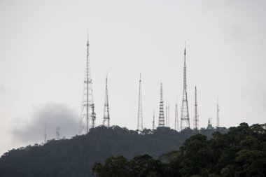 Rio de Janeiro 'daki Sumare tepesinin tepesinden iletişim antenlerinin görüntüsü.
