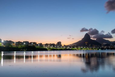 Rio de Janeiro 'daki Rodrigo de Freitas Gölü' nde gün batımı.