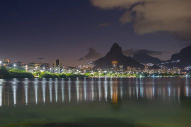 Rio de Janeiro 'daki Rodrigo de Freitas Gölü' nde alacakaranlık.