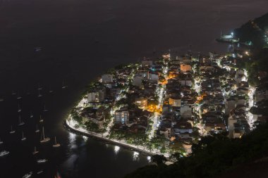 Rio de Janeiro 'daki Urca mahallesini aydınlatıyor.
