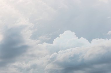 Rio de Janeiro semalarında yağmurla dolu bulutlar.