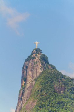 Kurtarıcı İsa Rio de Janeiro, Brezilya 'daki Flamengo çöplüğünden görüldü - 20 Ocak 2022: Rio de Janeiro' nun güzel mavi gökyüzüne sahip kurtarıcı İsa.