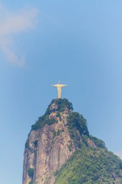 Kurtarıcı İsa Rio de Janeiro, Brezilya 'daki Flamengo çöplüğünden görüldü - 20 Ocak 2022: Rio de Janeiro' nun güzel mavi gökyüzüne sahip kurtarıcı İsa.