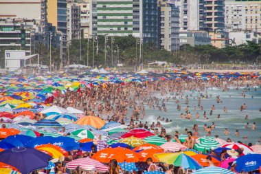 Leblon plajı Rio de Janeiro, Brezilya 'da sıradan bir yaz gününde 22 Ocak 2022: Leblon plajı Rio de Janeiro' da sıcak bir günde kalabalıktı..