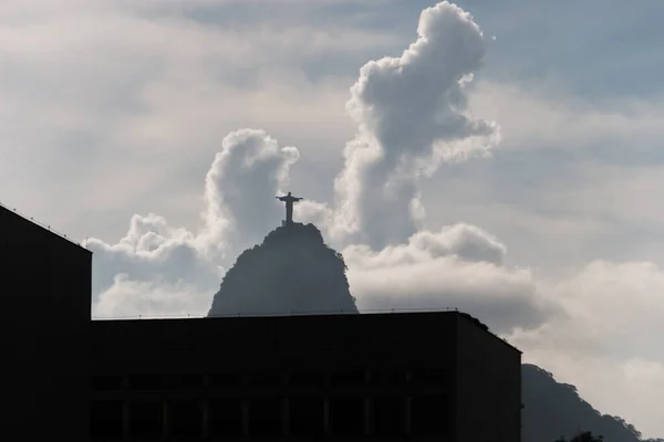 ジャネイロ ブラジルの雲とキリストの贖い主のシルエット 1月15 2022 リオデジャネイロの背景に多くの雲とキリストの贖い主像のシルエット — ストック写真