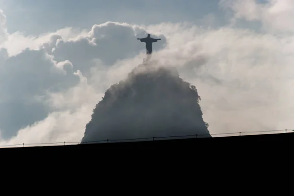 Sylwetka Chrystusa Odkupiciela Chmurami Rio Janeiro Brazylia Stycznia 2022 Sylwetka — Zdjęcie stockowe
