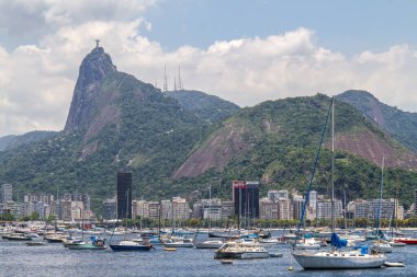 Kurtarıcı İsa Rio de Janeiro, Brezilya - 22 Ocak 2022: Kurtarıcı İsa Rio de Janeiro 'daki Urca mahallesinden görüldü.