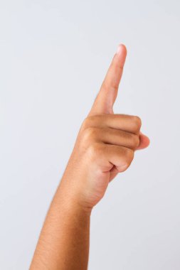 Çocuk Rio de Janeiro 'da beyaz bir arkaplanda ileri doğru el sallıyor.