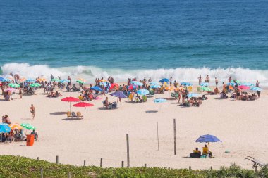Rio de Janeiro, Brezilya 'daki ipanema plajı - 10 Şubat 2022: Rio de Janeiro' da bulutlu bir günde Kurtarıcı İsa.