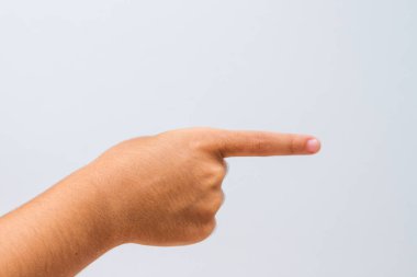 Çocuk Rio de Janeiro 'da beyaz bir arkaplanda ileri doğru el sallıyor.