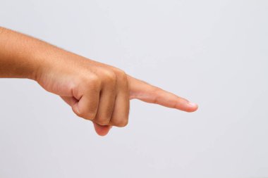 Çocuk Rio de Janeiro 'da beyaz bir arkaplanda ileri doğru el sallıyor.