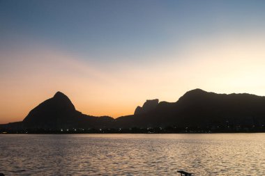 Rio de Janeiro, Brezilya 'daki Rodrigo de Freitas Gölü' nde gün batımı.