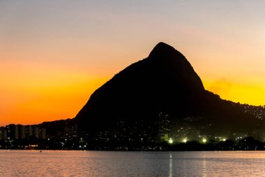 Rio de Janeiro, Brezilya 'daki Rodrigo de Freitas Gölü' nde gün batımı.
