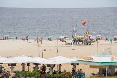 Rio de Janeiro, Brezilya 'daki Copacabana Plajı - 10 Ocak 2022: Bir yaz günü Copacabana Plajı manzarası.