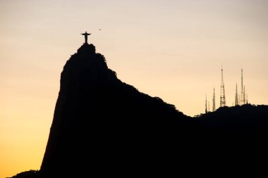 Rio de Janeiro, Brezilya 'daki kurtarıcı İsa' nın silueti - 28 Şubat 2022: Rio de Janeiro, Brezilya 'daki urca bölgesinden görülen kurtarıcı İsa' nın silueti.