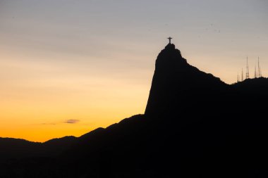 Rio de Janeiro, Brezilya 'daki kurtarıcı İsa' nın silueti - 28 Şubat 2022: Rio de Janeiro, Brezilya 'daki urca bölgesinden görülen kurtarıcı İsa' nın silueti.