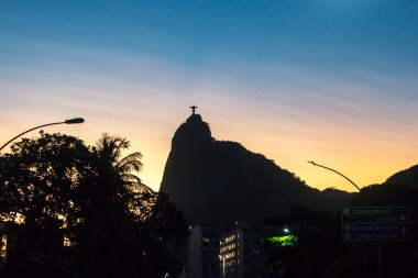 Rio de Janeiro, Brezilya 'daki Kurtarıcı İsa' nın silueti - 01 Mart 2022: Rio de Janeiro, Brezilya 'daki Botafogo Mahallesi' nden Kurtarıcı İsa 'nın Silueti.