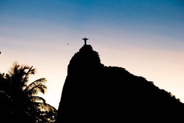 Rio de Janeiro, Brezilya 'daki Kurtarıcı İsa' nın silueti - 01 Mart 2022: Rio de Janeiro, Brezilya 'daki Botafogo Mahallesi' nden Kurtarıcı İsa 'nın Silueti.