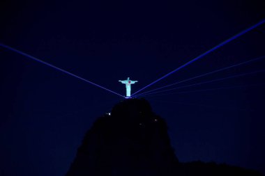 Kurtarıcı İsa, Brezilya 'nın Rio de Janeiro şehrinde 01 Mart 2022' de aydınlatıldı. Kurtarıcı İsa, Brezilya 'nın Rio de Janeiro şehrinin yıl dönümü kutlamalarında ışıkla kutlandı..