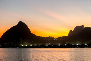 Rio de Janeiro, Brezilya 'daki Rodrigo de Freitas Gölü' nde gün batımı.