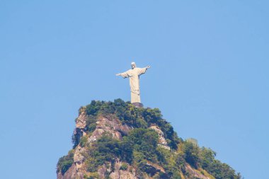 Kurtarıcı İsa, Rio de Janeiro, Brezilya 'da güzel mavi bir gökyüzü ile 30 Mart 2022: Kurtarıcı İsa Rio de Janeiro' daki Laranjeiras mahallesinde görüldü..