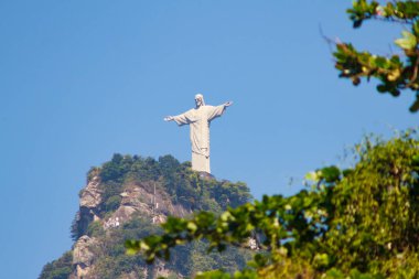 Kurtarıcı İsa, Rio de Janeiro, Brezilya 'da güzel mavi bir gökyüzü ile 30 Mart 2022: Kurtarıcı İsa Rio de Janeiro' daki Laranjeiras mahallesinde görüldü..