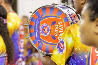 Rio de Janeiro, Brezilya 'daki Marques de Sapucai' de Vigario Geral samba okulunun teknik provası - Nisan 04, 2022: Rio de Janeiro 'daki Marques de Sapucai sambodromunda akademisyenler de Vigario Geral samba okulu geçidi.