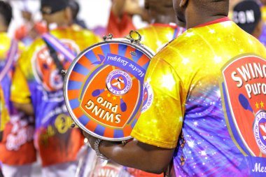 Rio de Janeiro, Brezilya 'daki Marques de Sapucai' de Vigario Geral samba okulunun teknik provası - Nisan 04, 2022: Rio de Janeiro 'daki Marques de Sapucai sambodromunda akademisyenler de Vigario Geral samba okulu geçidi.