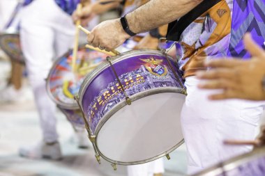 Rio de Janeiro, Brezilya 'daki Marques de Sapucai' de bulunan Samba Okulu Uniao da Ilha do Governador 'un teknik provası - Nisan 04, 2022: Samba okulu Uniao a Ilha do Governador in the Marques de Sapucai sambadrome in Rio de Janeiro.