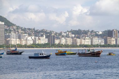 Brezilya 'nın Rio de Janeiro kentindeki Mureta da Urca' da görülen Guanabara Körfezi 'ndeki tekneler - 10 Nisan 2022: Guanabara Körfezi' nde demirli tekneler, Rio de Janeiro 'daki Urca mahallesinden görüldü..