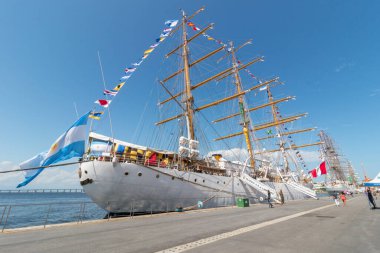 Latinoamerica yelkenli teknesi Rio de Janeiro, Brezilya - 17 Ocak 2021: Velas Latinoamerica 2022 yelkenlileri Rio de Janeiro 'da demirledi.