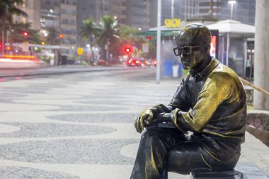 Carlos Drummond de Andrade 'nin Rio de Janeiro Brezilya' daki Copacabana 'daki şair heykeli - Mart 06, 2022: Rio de Janeiro' daki Carlos drum mond de Andrade heykeli.