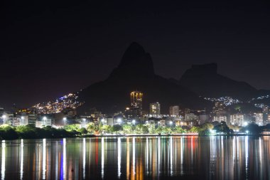Rio de Janeiro 'daki Rodrigo de Freitas Gölü' nde gece.