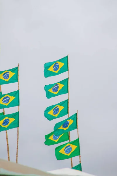 リオデジャネイロのコパカバーナビーチでブラジルの国旗 — ストック写真