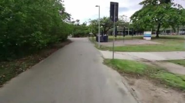 Rio de Janeiro, Brezilya 'daki Rodrigo de Freitas gölünün kıyısında bisiklet sürüyor.