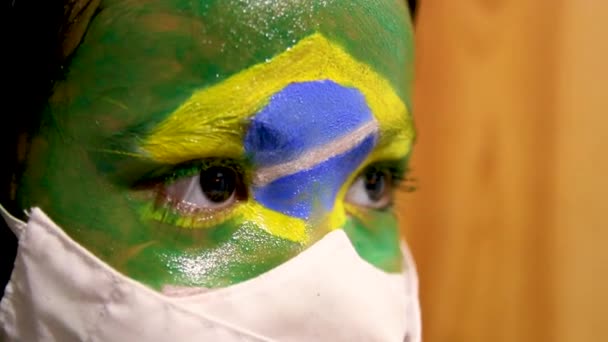 Frau Mit Der Fahne Brasiliens Mit Weißer Maske Gesicht — Stockvideo