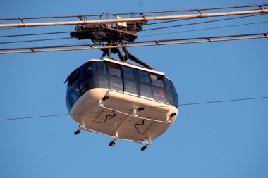 Rio de Janeiro, Brezilya 'da Sugarloaf Kablo Arabası - 02 Mart 2022: Rio de Janeiro' daki Urca mahallesinden görülen Sugar Loaf Kablo Arabası.