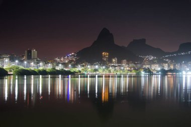 Rio de Janeiro 'daki Rodrigo de Freitas Gölü' nde gece.