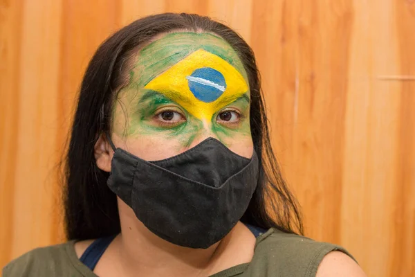 Mujer Con Bandera Brasil Pintada Cara Con Una Máscara Negra —  Fotos de Stock