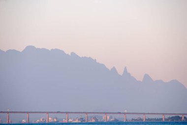 Rio de Janeiro 'da Guanabara Körfezi, Rio Niteroi Köprüsü ve Teresopolis Dağları.