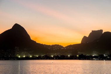 Rio de Janeiro, Brezilya 'daki Rodrigo de Freitas Gölü' nde gün batımı.