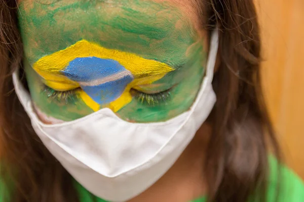 Niño Con Una Máscara Con Cara Pintada Con Bandera Brasil —  Fotos de Stock