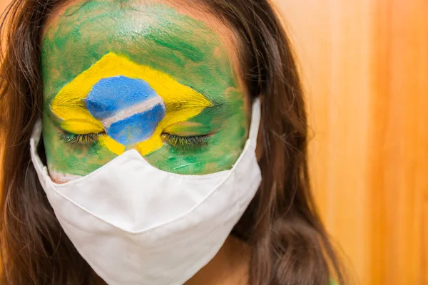 Niño Con Una Máscara Con Cara Pintada Con Bandera Brasil —  Fotos de Stock