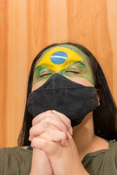 Mujer Con Bandera Brasil Pintada Cara Con Una Máscara Negra — Foto de Stock