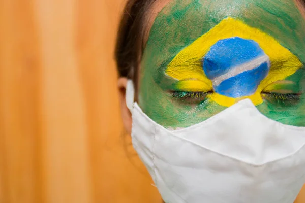 Niño Con Una Máscara Con Cara Pintada Con Bandera Brasil —  Fotos de Stock